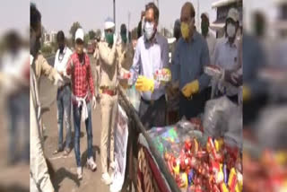 Judges distributing ration