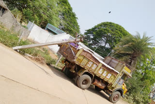 Lorry hit elelctricity pole at talada-sparkels came out