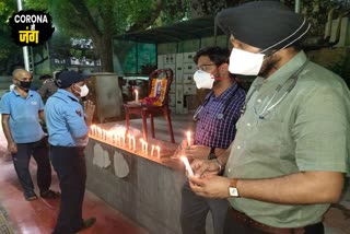 Candle march in AIIMS on death of mess worker due to coronavirus