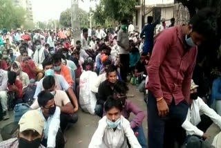 Hundreds of migrant laborers crowded at Dwarka bus depot due to lockdown