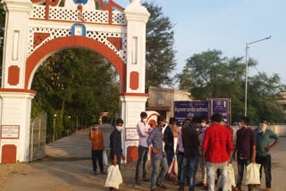 Migrant workers arrived at the district collector's office