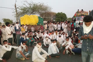 Worried due to not weighing, farmers jammed the Shujalpur Kota State Highway