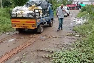 ജനവാസ കേന്ദ്രത്തില്‍ മാലിന്യം തള്ളനുള്ള ശ്രമം  മാലിന്യം തള്ളനുള്ള ശ്രമം  നഗരസഭ അധികൃതർ  Locals blocked  dump garbage  പത്തനംതിട്ട തിരുവല്ല