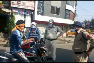 Police conduct checking operation to follow lockdown in Ujjain