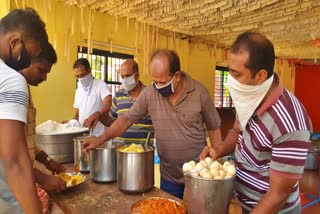 Bhatkal police prepared and served food to Corona warriors