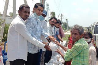food distribution to migrant labours in srikakulam district