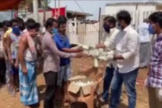 telugu yuvatha distributed curd to migrants