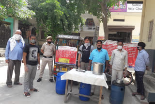 AAP workers helping to laborers to distribute food during lockdown in Dharmapura Colony Najafgarh