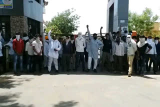 Angry farmers put a lock on agar mandi gate due to non-purchase of wheat.