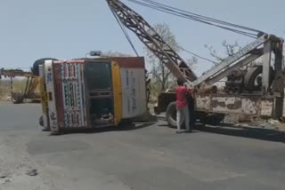 9 migrant workers injured container accident in akola district