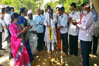 K.S Eshwarappa Worshiping to work