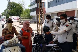 Traffic policemen taking action, ट्रैफिक पुलिसकर्मी कर रहे कार्रवाई