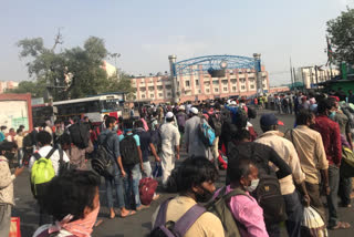 thousands of migrant labours at secunderabad railway station