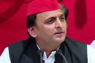 akhilesh-yadav-along-with-family-helping-laborers