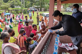 Distribution of  masks in Kokrajhar by the Deputy Commissioner