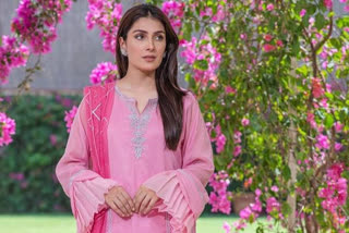 pak actor ayeza khan angry reaction on her death rumors in PIA plane crash