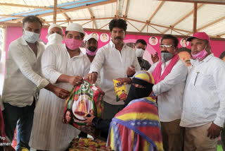 MLA Shankar Naik Distributes essential goods for poor Muslims due to Ramzan festival