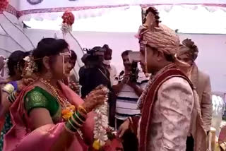 Couple violates social distancing norms in Maharashtra