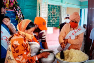 Distribution of cooked food by bharat sevashram sangha