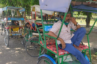 Rickshaw drivers are not getting passengers in Delhi due to lockdown rules