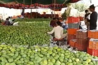 Gaddi Annaram Market Closed.. vendors Sells Fruits On Beside The Roads