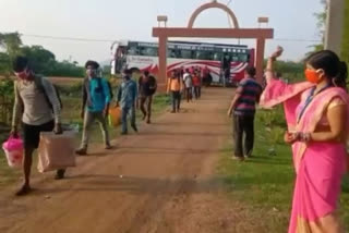 migrants return angul, angul latest news, village shuts down for migrants, migrants welcomed in angul, ଅନୁଗୋଳ ଲାଟେଷ୍ଟ ନ୍ୟୁଜ୍‌, ଅନୁଗୋଳ ଫେରିଲେ ପ୍ରବାସୀ, ଅନୁଗୋଳରେ ପ୍ରବାସୀଙ୍କୁ ଭବ୍ୟ ସ୍ବାଗତ, ପ୍ରବାସୀଙ୍କ ପାଇଁ ଗାଁ ହେଲା ସଟଡାଉନ