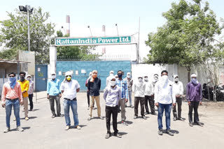 ratan india company workers issue  workers salary issue amravati  etv bharat impact story amravati  ratan india company news amravati  राज्यमंत्री बच्चू कडू न्युज  रतन इंडिया कंपनी कामगार वेतन प्रश्न  अमरावती लेटेस्ट न्युज