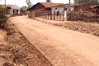 low quality road construction in kalahandi, protest against road construction in kalahandi, protest against low quality road construction, kalahandi latest news, ନିମ୍ନମାନର ରାସ୍ତା କାମକୁ ବିରୋଧ, କଳାହାଣ୍ଡିରେ ନିମ୍ନମାନର ରାସ୍ତା କାମ, କଳାହାଣ୍ଡିରେ ନିମ୍ନମାନର ରାସ୍ତା କାମକୁ ବିରୋଧ, କଳାହାଣ୍ଡି ଲାଟେଷ୍ଟ ନ୍ୟୁଜ୍‌