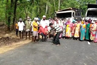 villagers burned naxal banner  naxal news gachiroli  dhanora gadchiroli latest news  गडचिरोली लेटेस्ट न्युज  गावकऱ्यांकडून नक्षल्यांचा निषेध  धानोरा गडचिरोली लेटेस्ट न्युज