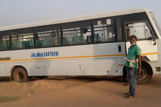 labour bus stopped halted mid way, nabarangpur latest newsm labour bus stopped in nabarangpur, labour stuck in nabarangpur, ଅଧାରେ ଖାରାପ ହେଲା ଶ୍ରମିକ ବସ, ନବରଙ୍ଗପୁର ଲାଟେଷ୍ଟ ନ୍ୟୁଜ୍‌, ନବରଙ୍ଗପୁର ରାସ୍ତାରେ ଖରାପ ହେଲା ଶ୍ରମିକ ବସ, ନବରଙ୍ଗପୁରରେ ଅଟକିଲେ ଶ୍ରମିକ