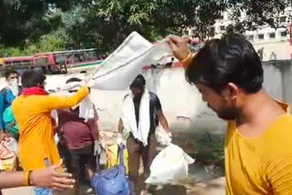 युवा समाजसेवी ने प्रवासी मजदूरों को बांटा गमछा