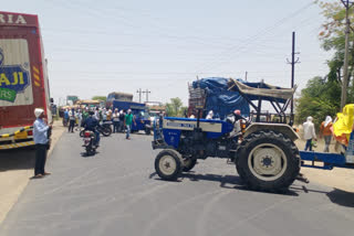 farmers jam on the Indore-Betul National Highway