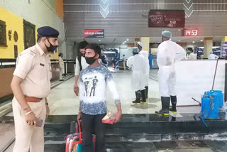 प्रवासी से पूछताछ करती पुलिस