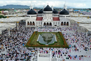 Soaring infections dampen Eid festivities in Indonesia