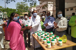 MLA Amaregauda Patil distributed Chavan Prasha to Asha activists