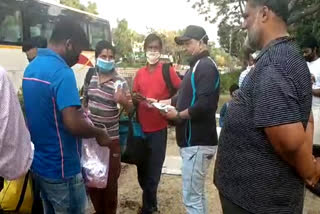 Pappu Yadav helping laborers