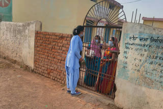 Pandaria Police of Kawardha distributes sanitary pads at Quarantine Center