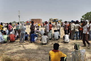 laborers were working in bore wells