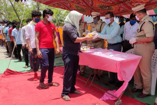 nirmal district police distributing food to migrants