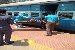 baby-girl-born-on-the-labour-train-at-balangir