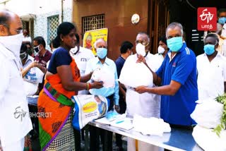 corona awareness  Corona Relief To Cleanliness Workers In Salem  Cleanliness Workers  Corona Relief To Cleanliness Workers  புலிக் குத்தித் தெரு  தூய்மைப் பணியாளர்கள்  தூய்மைப் பணியாளர்களுக்கு கரோனா நிவாரணம்  ஸ்ரீ ராமலிங்க செளடேஸ்வரி அம்மன் கோயில்