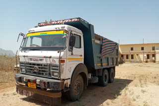 बजरी परिवहन करने पर ट्रक जब्त, Truck seized for over capacity gravel