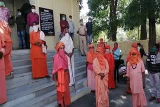 साधुओं के साथ मारपीट, Fight with sadhus