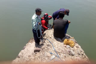 Dharmpur police engaged in finding the dead body of the laborer