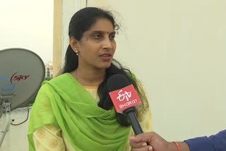 etv bharat interview with undavalli anusha in eluru