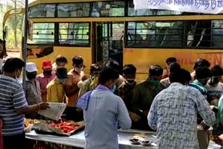 Private school association provided breakfast to migrant laborers in Chhatarpur