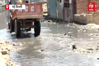 People forced to live in dirty water in agar nagar delhi