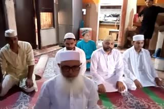 People performed Eid prayers in their homes in east delhi