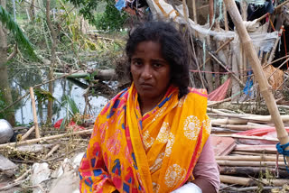 lost her sons  Amphan  'most unfortunate mother  West bengal  May 20  cyclone amphan  കൊൽക്കത്ത  പശ്ചിമ ബംഗാളിൽ ഉംപുൻ ചുഴലിക്കാറ്റ്  നിർഭാഗ്യവതിയായ അമ്മ  ഹാൽദിയ സ്വദേശി  അർച്ചന സിംഗ്  Archana Singh  Haldia  kolkatha  ദുരന്തമുഖത്തിൽ നിന്നും  കരകേറാനാകാതെ  ഒരമ്മ  രണ്ട് മക്കളെയും നഷ്‌ടപ്പെട്ടു