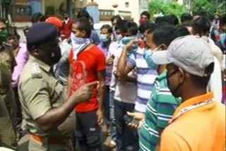 guest labourers protest in pathanamthitta  guest labourer news  pathanamthitta latest news  പത്തനംതിട്ട വാര്‍ത്തകള്‍  അതിഥി തൊഴിലാളി വാര്‍ത്ത